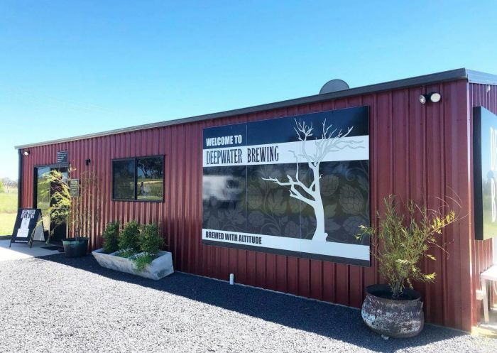 ディープウォーター・ブリューイング社の建物正面外観、ディープウォーター・ブリューイング社、ディープウォーター - クレジット: ディープウォーター・ブリューイング社