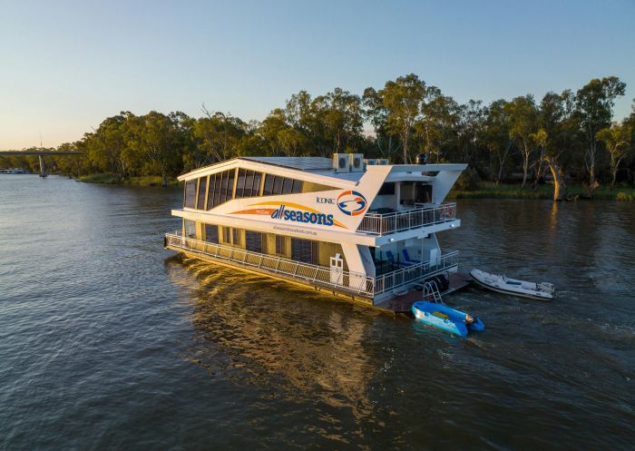  Boat sailing on lake at sunset, All Seasons Houseboats, Mildura - Credit: All Seasons Houseboats