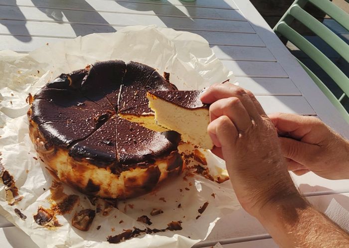 正在切烤好的起司蛋糕，黃門廚房烹飪學校，泰格斯山 - 圖片來源：黃門廚房烹飪學校