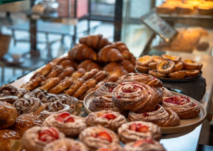 ヤスのクレメンタインベーカリーにある、ショーケースいっぱいのペストリー。