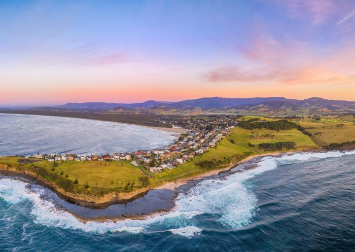 Sonnenaufgang über Black Head in Gerroa, Kiama -Gebiet, Südküste