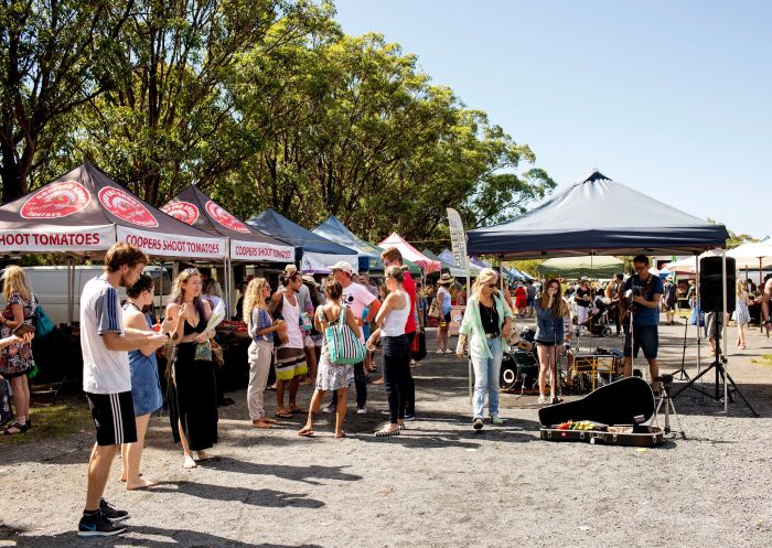Musicians entertaining the crowd, Byron Markets, Byron Bay 