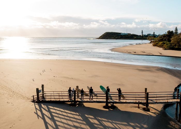 Friends walking to the beach, Mojosurf, Arrawarra 