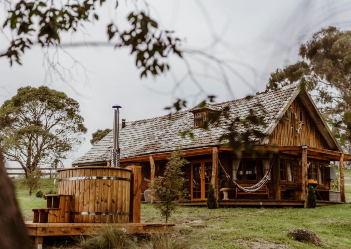 A secluded log cabin with an outdoor hot tub at Kallarroo Cottage at Kallarroo Farmstay, Greenlands - Credit: Beata Dyszkant - BeaVisions Photography | Kallarroo