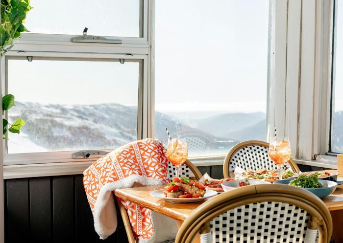 Einer der Esstische im Eagles Nest mit Blick auf Thredbo, Eagles Nest Restaurant, Thredbo – Bildnachweis: Kosciuszko Thredbo Pty Ltd