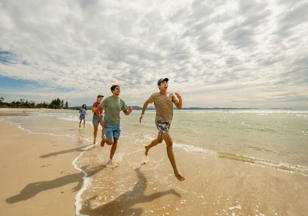 Eine Gruppe von Menschen genießt den Clarkes Beach in Byron Bay