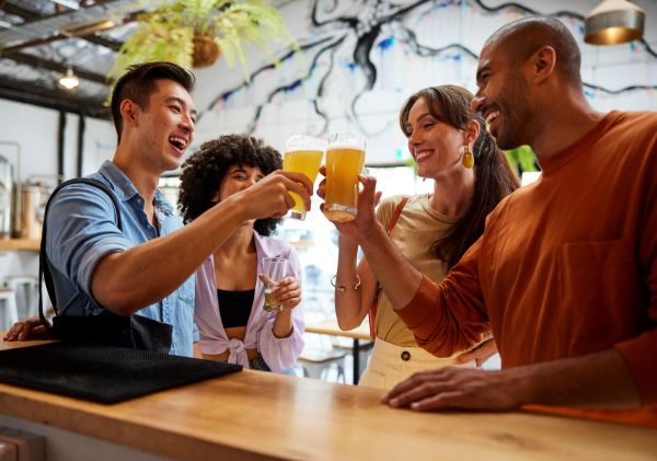 고스퍼드(Gosford) 베이 로드 브루잉에서 맥주를 ​​즐기는 친구들