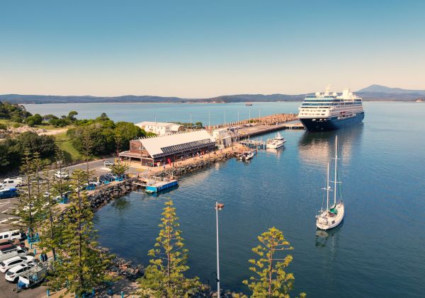 Luftaufnahme eines Kreuzfahrtschiffs, das im Hafen von Eden ankommt .