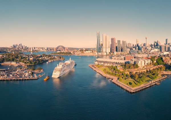 Luftaufnahme eines Kreuzfahrtschiffes, das im White Bay Cruise Terminal in Balmain ankommt