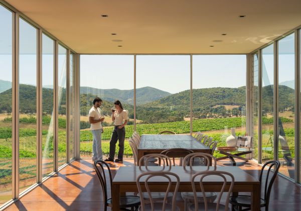 Ein Paar genießt ein Glas Wein bei Logan Wines, Apple Tree Flat