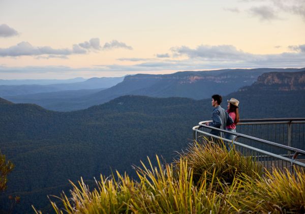 Couple looking at view, Echo Point, Katoomba