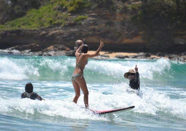 Frau lernt Surfen, Mollymook Beach Surfschule, Mollymook Beach – Foto: Mollymook Beach