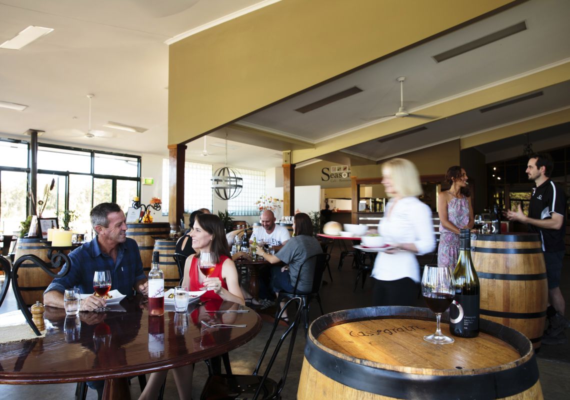 ポート・マッコーリーのカセグレン ワインズでランチを楽しむダイナーたち。