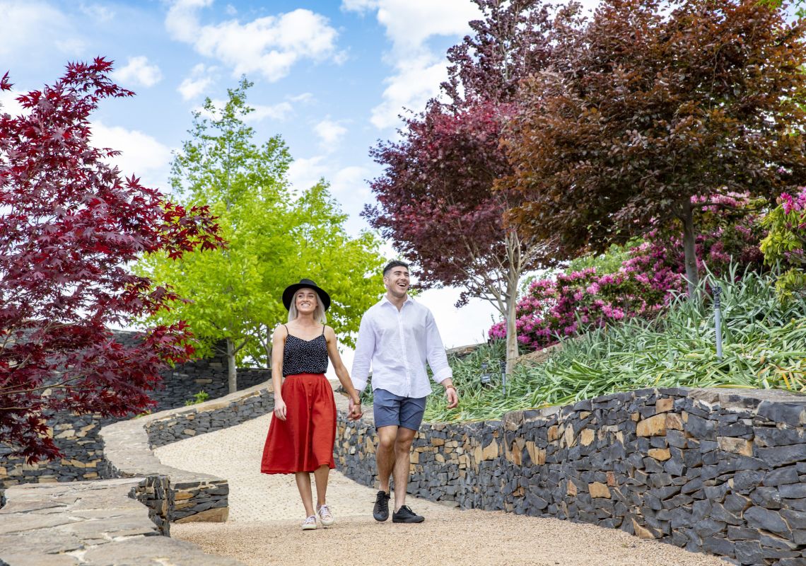 オベロンのメイフィールドガーデンで春の花を楽しむカップル 