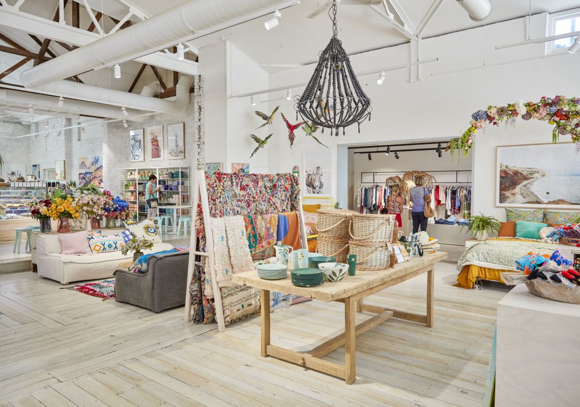 オレンジのメイソニックホールにある、ファッション、家庭用品、コーヒーが完璧に融合したソニックリテールストア