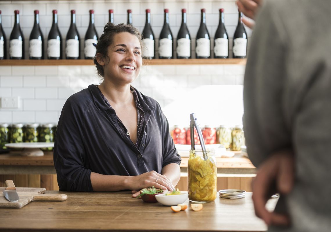 ポコルビンのアッシャー・ティンクラー・ワインズで訪問者を迎えるスタッフ