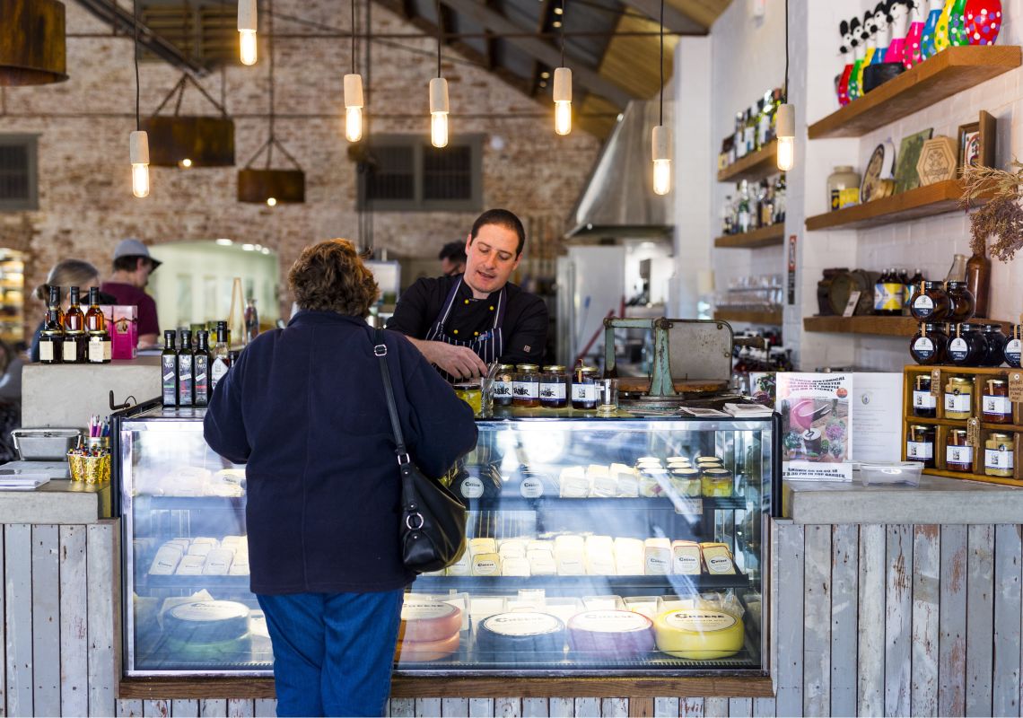 クーラモンチーズ工場（クーラモン）で地元産の農産物を試食するお客様