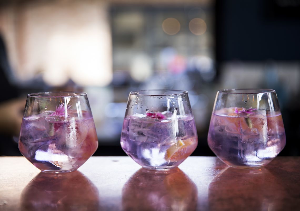 ノース・タンブルガムのハスク・ディスティラーズ蒸留所とセラードアでは、インク・ジンのカクテルがメニューに載っています。