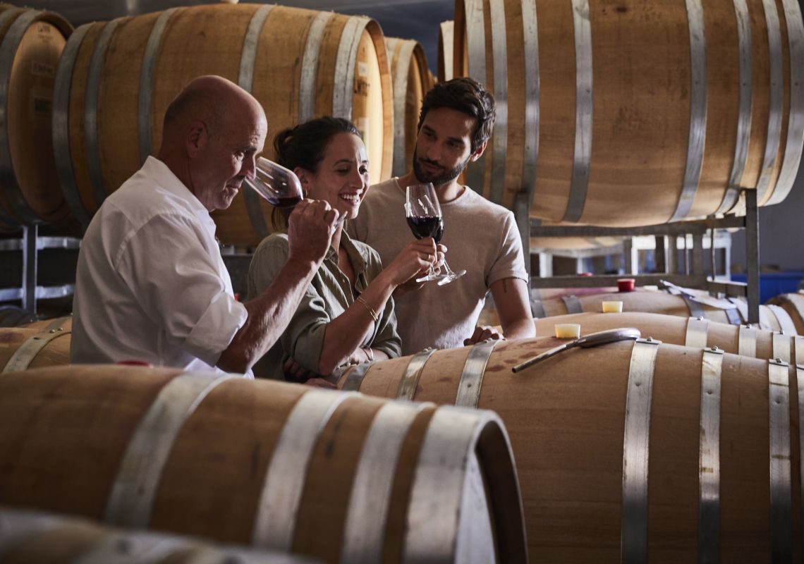 マジー・ワインズで、ワインメーカーのデイビッド・ロウ氏とワインテイスティングを楽しむカップル