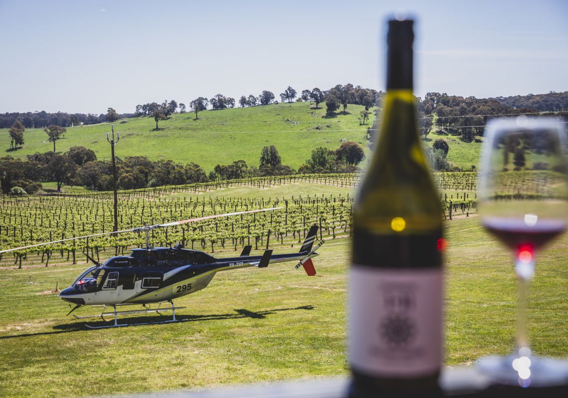 スノーウィー・バレーズのタンバランバにあるクーラビラ・ワインズの敷地内にあるトゥルーノース・ヘリコプター 