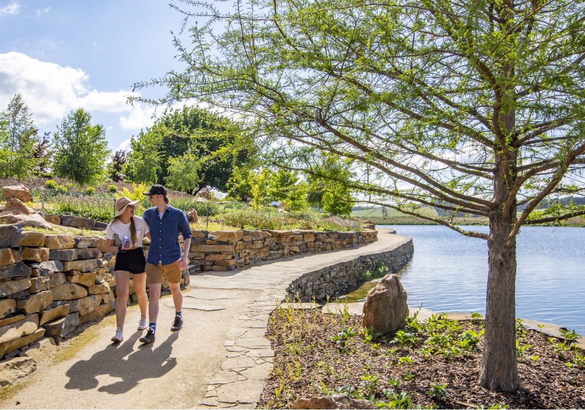 オベロンのメイフィールドガーデンで春の花を楽しむカップル