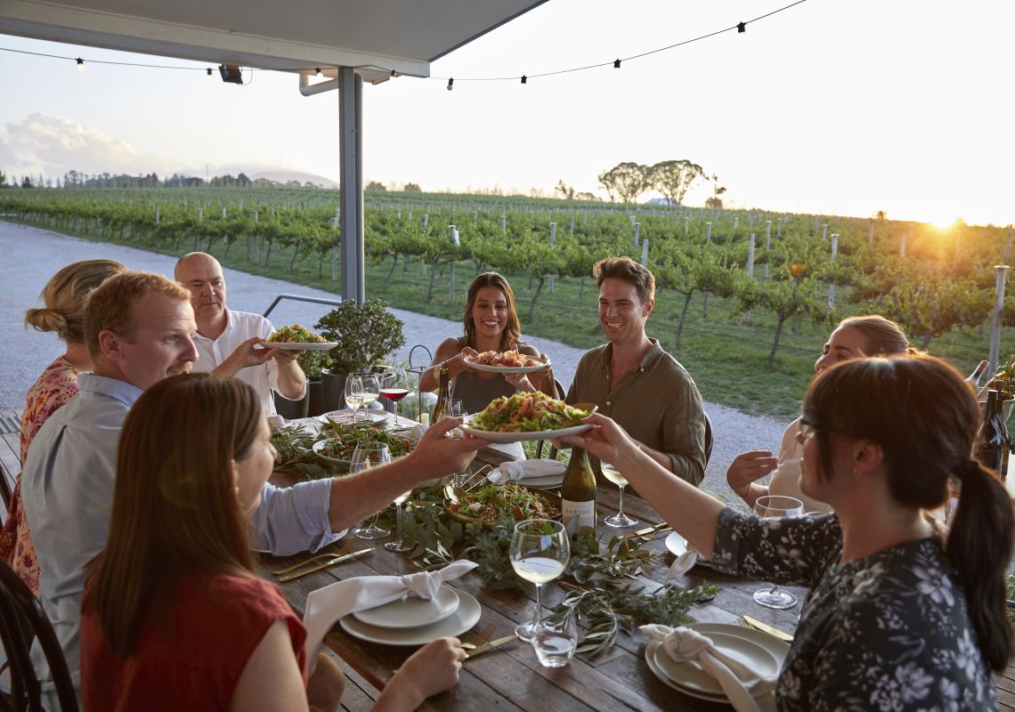 ナッシュデールのローリー・ワインズで、ワインの産地直送を体験する友人グループ。