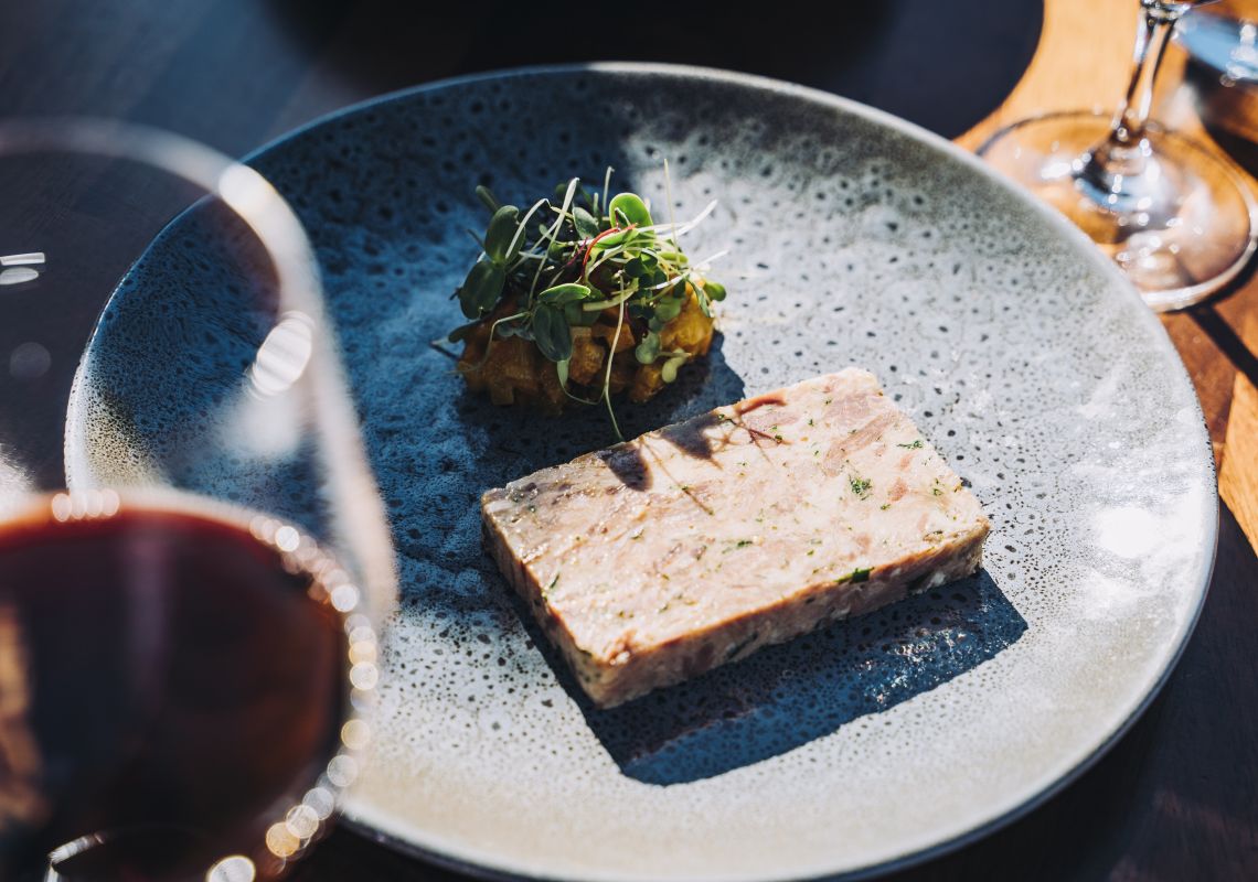 ポート・マッコーリーのキャセグレインワインズ内にある Twotriplefour レストランで、牧草地から食卓までを堪能