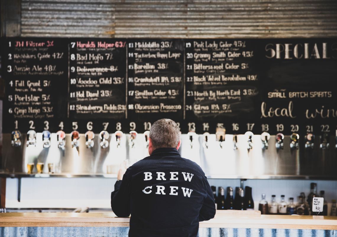 トゥムットにあるトゥムット・リバー・ブリューイング社で醸造されたビール製品が並ぶバーメニュー