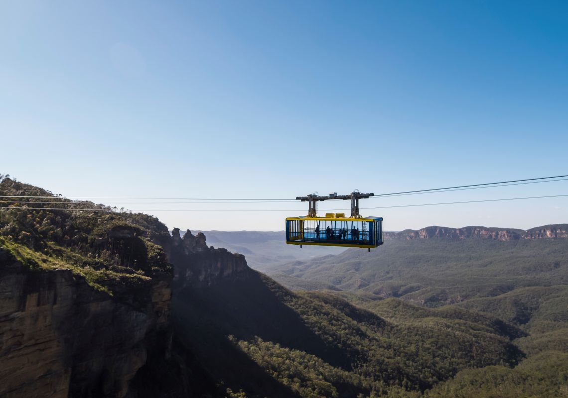 シーニック・スカイウェイのキャビンは、ブルー・マウンテンズのカトゥーンバにあるジャミソン渓谷の上空を通過します。
