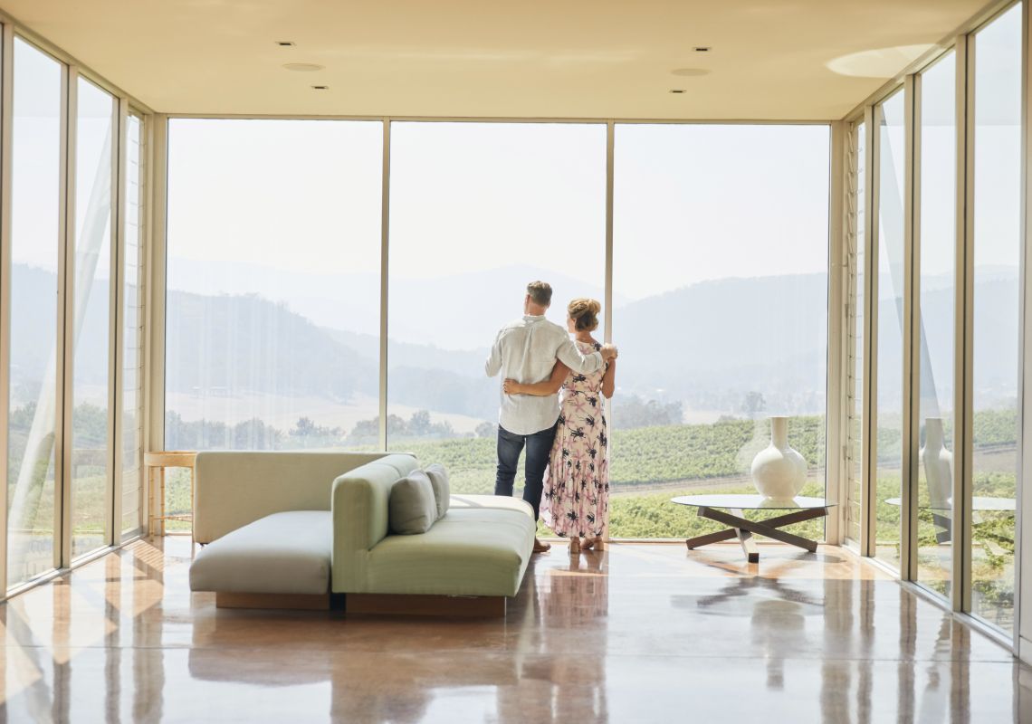 ローガンワインを楽しむカップル - アップルツリーフラット -マジー近郊 -カントリーNSW 