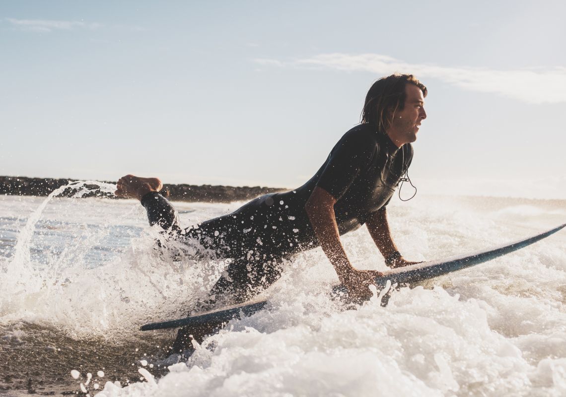 Mann Surfen am Turners Beach - Yamba - Nordküste