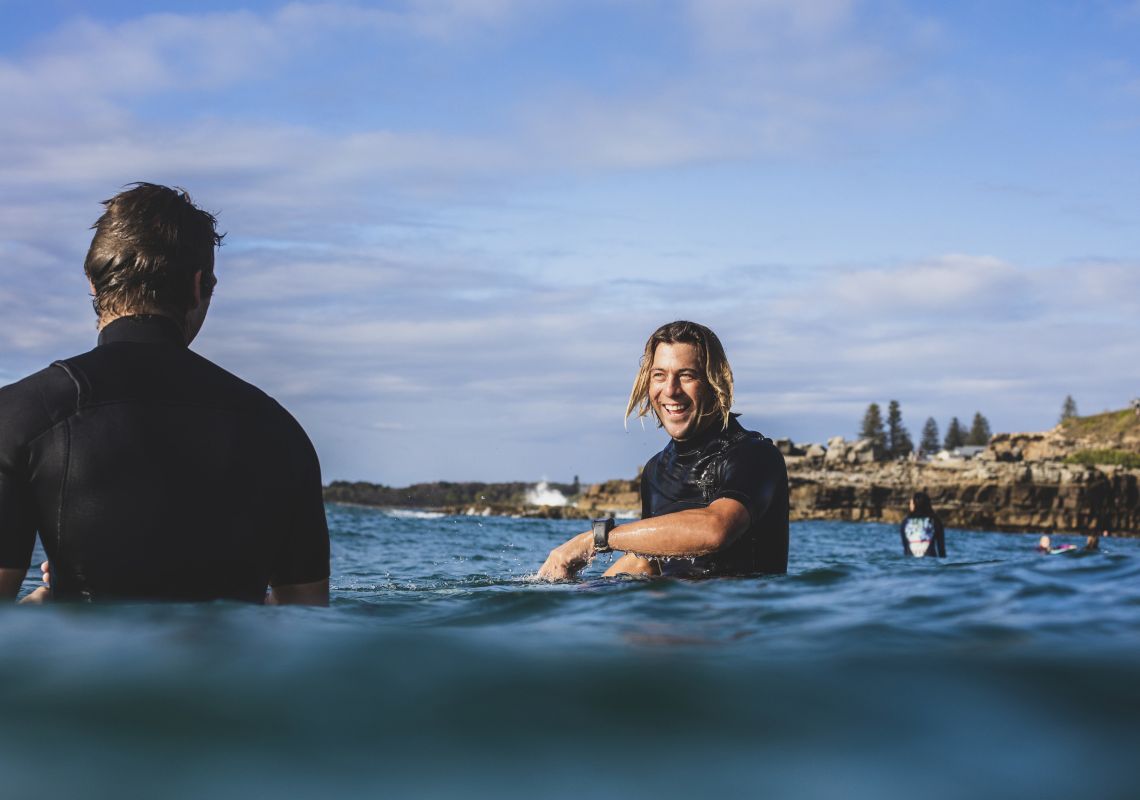 Zwei Freunde beim Surfen am Turners Beach in Yamba