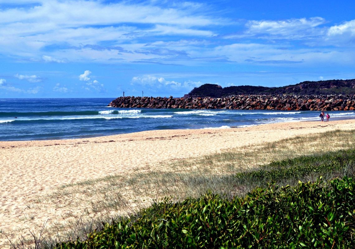 Grants Beach looking south to the breakwall in North Haven, Port Macquarie