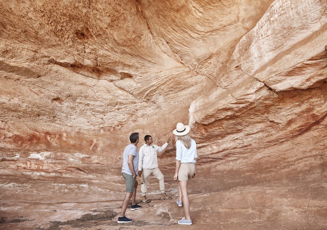 穆塔紋集國家公園（Mutawintji National Park）旅遊指南基努貝茨向遊客展示穆塔溫特吉歷史遺址的原住民岩畫