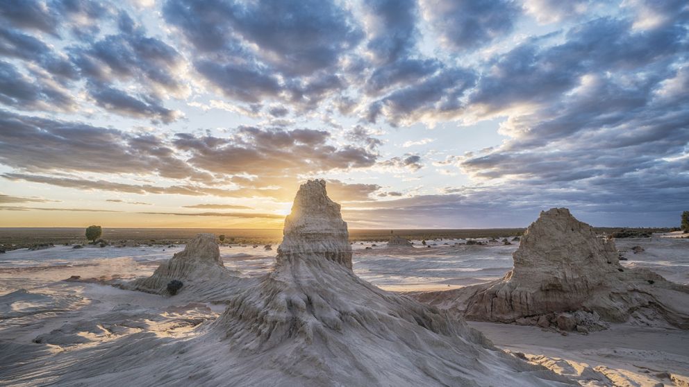 Spectacular outback landscapes showcasing the Walls of China in the World Heritage Mungo National Park