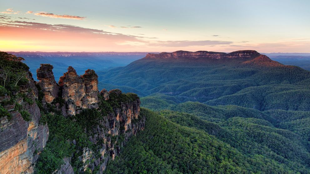 Sunrise over the Three Sisters and Mount Solitary in the Blue Mountains National Park, Katoomba