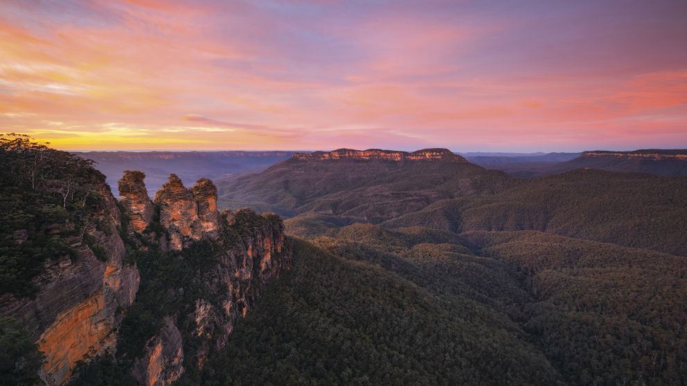 Three Sisters - Sunrise over Jamison Valley in the Blue Mountains