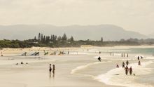 Crowds enjoying a hot day at Main Beach, Byron Bay