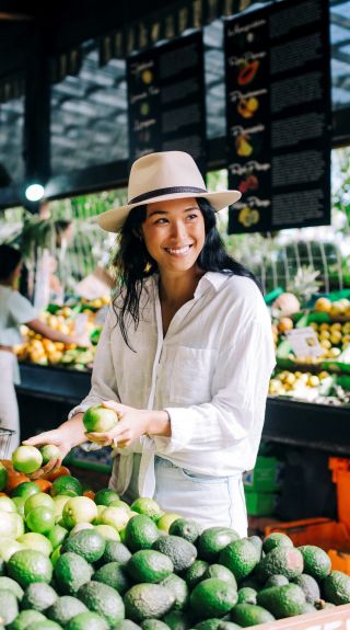 デュランバのトロピカル・フルーツ・ワールドで新鮮な農産物を購入する女性