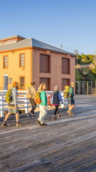 在列入遺產名錄的塔斯拉碼頭上喝咖啡，塔斯拉