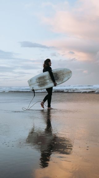 一对情侣前往凯阿马南海岸韦里海滩冲浪
