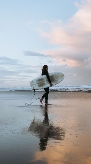 一对情侣前往凯阿马南海岸韦里海滩冲浪