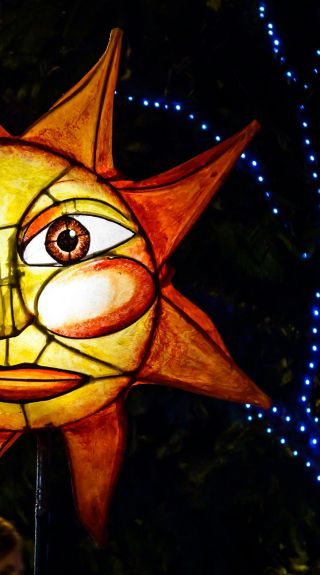 游行队伍中的太阳灯笼，灯笼游行，利斯莫尔 - 图片来源：利斯莫尔市议会