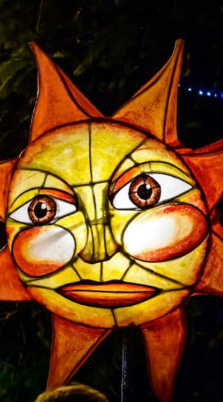 游行队伍中的太阳灯笼，灯笼游行，利斯莫尔 - 图片来源：利斯莫尔市议会