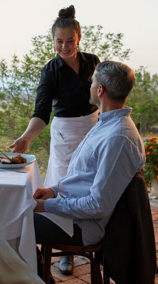 Kellner bedient ein Paar am Tisch, Bistro Molines, Mount View