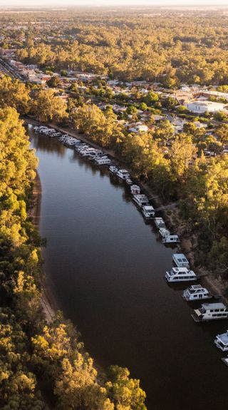 在麦考利湖（Lake Macquarie）划船 - 图片来源：CoastXP