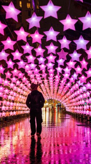 A 40m tunnel filled with over 700 individually controllable acrylic stars, Haymarket