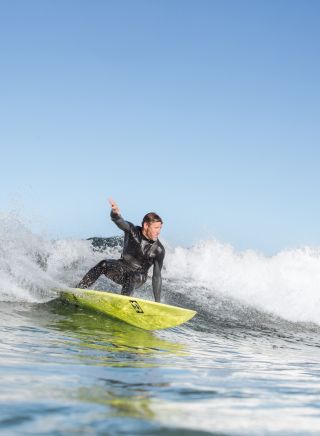 サウス・コーストのカイアマの南、ウェリビーチ沖で波に乗るサーファー