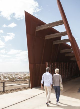 一对夫妇参观新南威尔士州内陆布罗肯希尔（Broken Hill）的矿脉线纪念碑