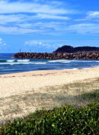 Grants Beach looking south to the breakwall in North Haven, Port Macquarie